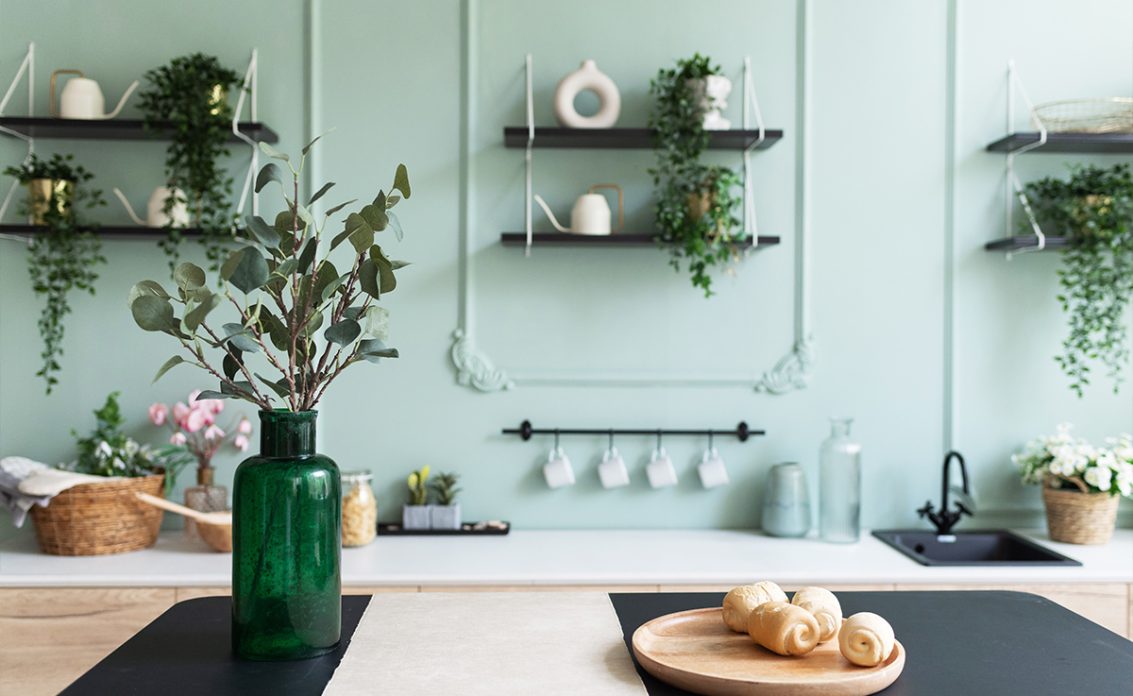 Gestaltungsidee für eine grüne Küche mit Küchentisch  Wandregalen & Dekoration – verschiedene ...
