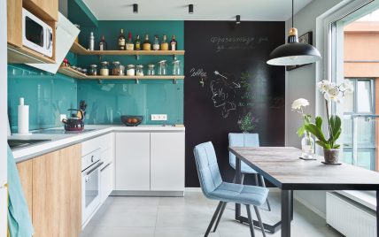 Küchenidee mit Wandgestaltung & Tischdekoration – Beispiel mit moderner Kücheneinrichtung & tür...