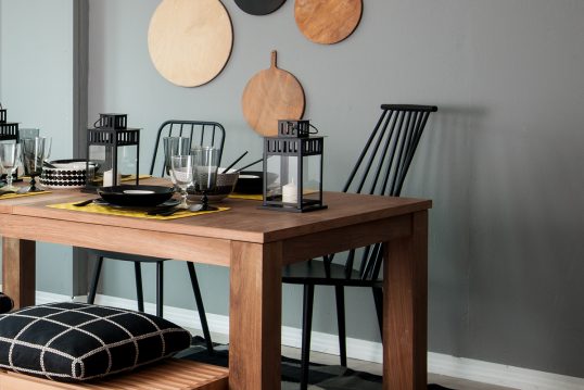 Skandinavische Küchentisch-Deko Idee – Beispiel mit einem dekorierten Holztisch mit gelben Tischs...