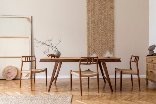 Gestaltungsidee für ein Landhaus Esszimmer in beige mit Dekoration – Beispiel mit Holztisch & Kor...