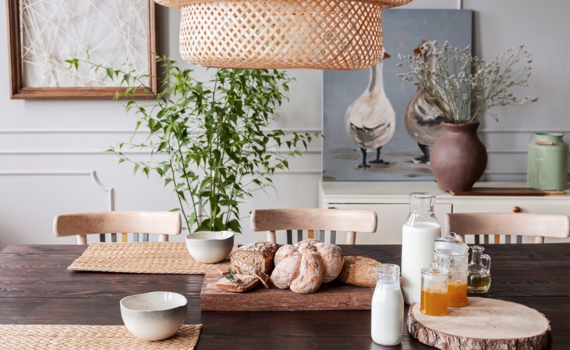 Gestaltungsidee – Schön gedeckter Tisch im Landhaus mit Holz – Beispiel mit Platzset  Vasen & Z...
