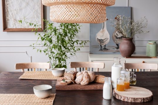 Gestaltungsidee – Schön gedeckter Tisch im Landhaus mit Holz – Beispiel mit Platzset  Vasen & Z...