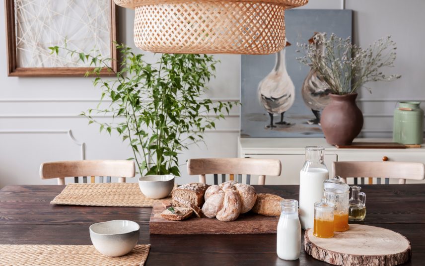 Gestaltungsidee – Schön gedeckter Tisch im Landhaus mit Holz – Beispiel mit Platzset  Vasen & Zimmerpflanzen – Wandbilder & Korblampe