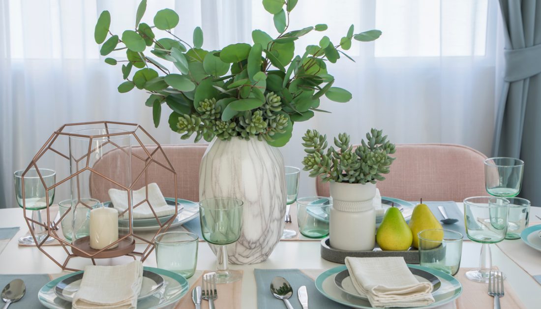 Idee mit moderner Tischdekoration in Pastellfarben - Beispiel mit bunten Tischset - große Vase & außergewöhnlicher Kerzenständer - graue Dekoschale
