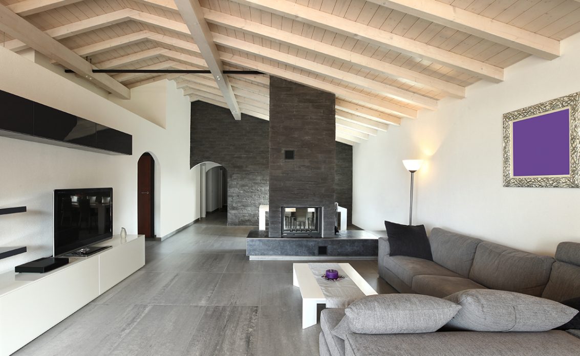 Modernes minimalistisches Kaminzimmer unter dem Dach – Wohnidee mit grauen Ecksofa  weißen TV-Low...