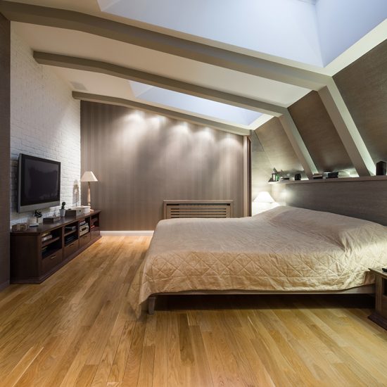 Idee für ein Schlafzimmer im Dach mit gemütlicher Einrichtung - Beispiel mit Holzbett & Holznachtschrank - Lowboard mit Deko & Lampe