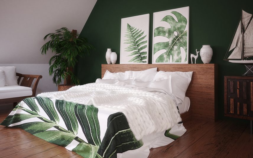 Schlafzimmer Idee im Dachgeschoss mit grüner Wand & dekoriertem Holzbett