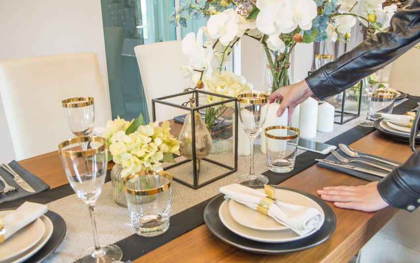 Moderne Tischdeko Idee für einen feierlichen Anlass – Beispiel mit Glasvasen & Blumensträußen auf dem Esstisch – Dekofigur  Tischläufer und Servietten