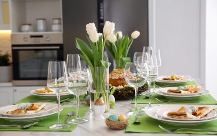 Tischdeko Idee für Ostern – Beispiel mit grünem Tischset auf dem Esstisch  Glasvasen mit Blumen ...