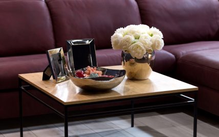 Tischdeko Idee für das Wohnzimmer – Beispiel mit silberner Dekoschale &  silberner Vase mit Blume...