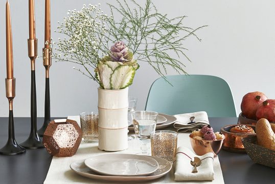 Elegante Tischdekoration Idee – Beispiel mit großer Vase & Blumenstrauß  Teelichter  Dekoschalen...