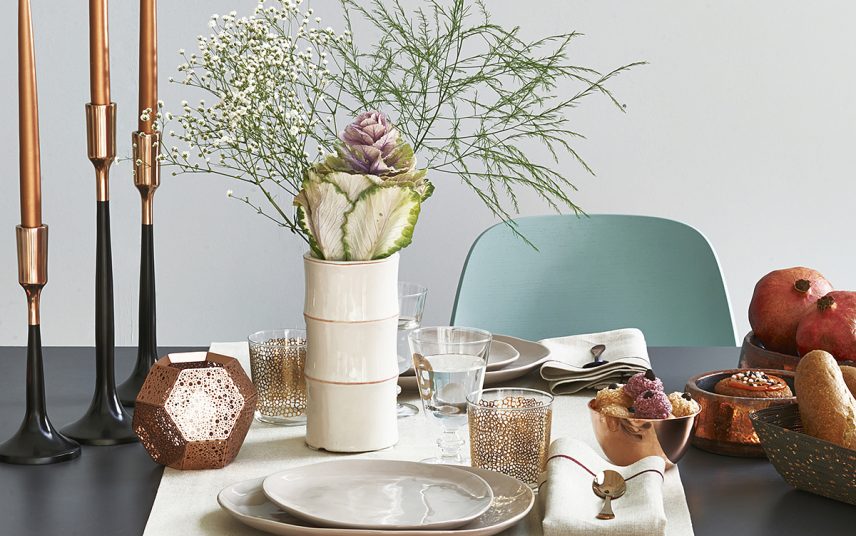 Elegante Tischdekoration Idee – Beispiel mit großer Vase & Blumenstrauß  Teelichter  Dekoschalen & Kerzenständer