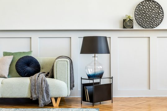 Wohnzimmer Inspiration mit Sofa & Metallbeistelltisch in schwarz – Beisp...