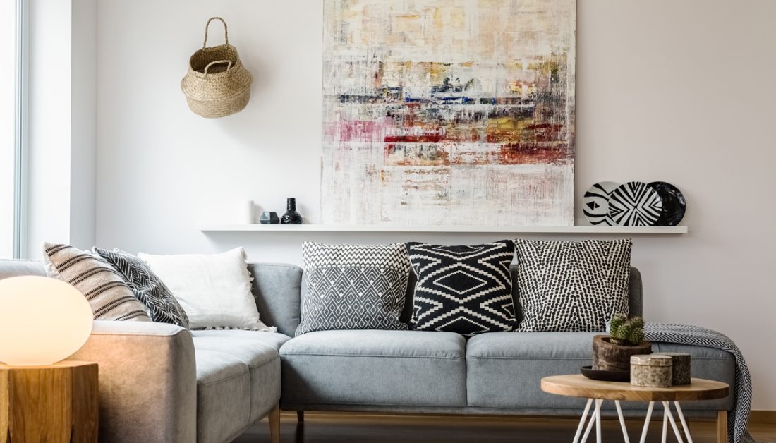 Wohnzimmer mit Sofa Idee - Beispiel mit Deko & Wandgestaltung im Retrostil - Beistelltisch mit Pflanze & Schale - Bilderleiste mit großen Bild - Dekoschalen & Dekovasen