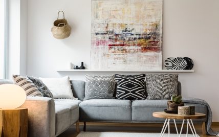 Wohnzimmer mit Sofa Idee – Beispiel mit Deko & Wandgestaltung im Retrostil – Beistelltisch mit P...