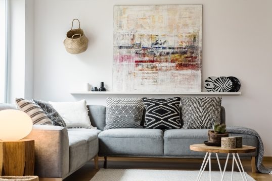 Wohnzimmer mit Sofa Idee – Beispiel mit Deko & Wandgestaltung im Retrostil – Beistelltisch mit Pflanze & Schale – Bilderleiste mit großen Bild – Dekoschalen & Dekovasen
