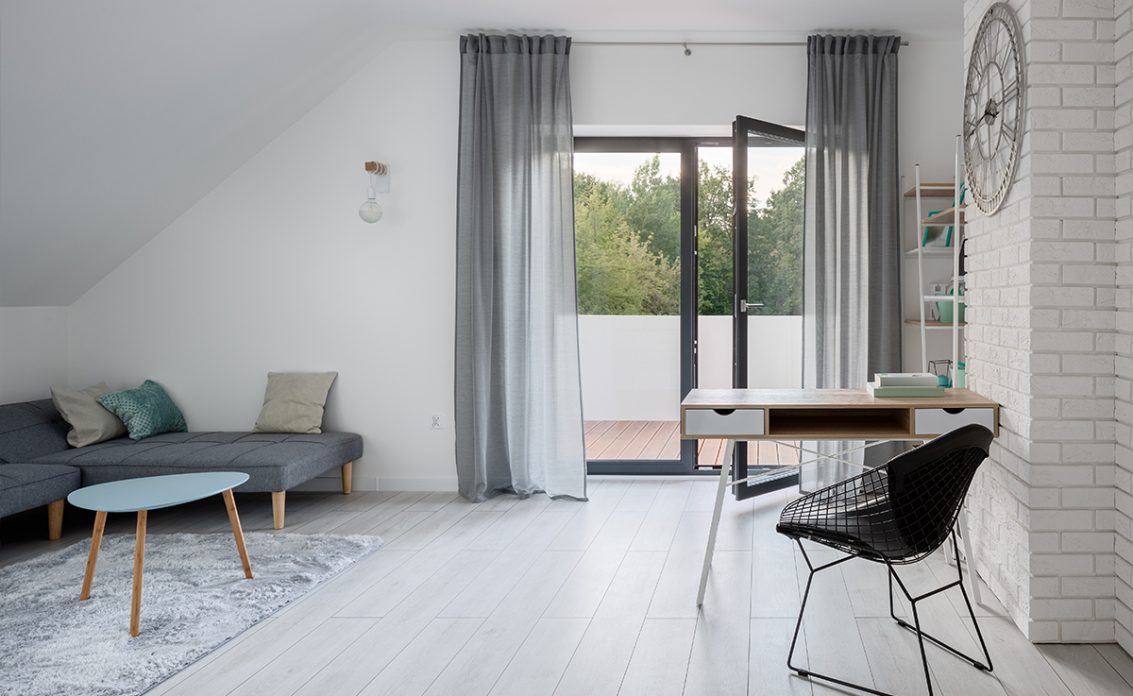 Arbeitszimmer Idee im Skandinavischen Stil in weiß – Beispiel für ein Heimbüro im Dachgeschoss ...