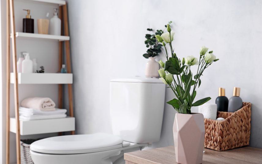 Badezimmer Deko Idee für den Beistelltisch – Beispiel mit Vase & Blumenstrauß – Leiterregal für Handtücher & Baduntensilien