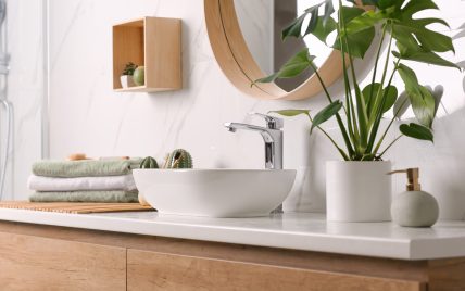 Deko Idee für das Badezimmer – Beispiel mit dekorierten Waschbeckenunterschrank  Zimmerpflanze in...