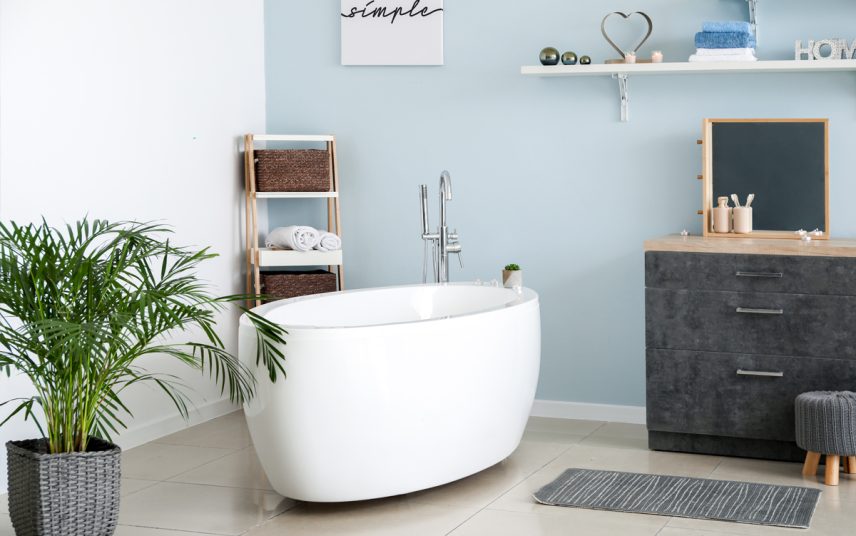Idee für ein modernes Badezimmer mit blauer Wandgestaltung – Beispiel mit freistehender Badewanne  Stufenregal & Schrank – Bilderleiste mit Bad Dekoration
