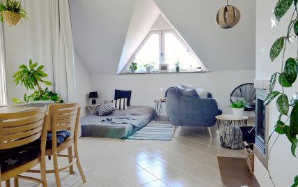 Wohnidee für ein Appartement im Dachgeschoss – Skandinavischer Wohnstil mit Matratze als Bett –...