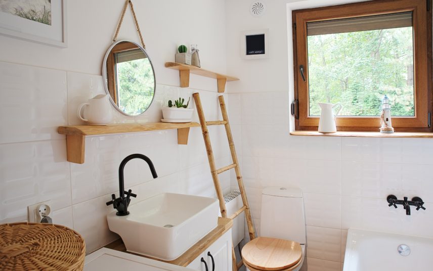 Kleines Landhaus Badezimmer mit Deko als Wohnidee – Beispiel mit hängenden Badspiegel  Wandregalen & Dekoleiter für Handtücher – Dekofigur auf dem Fensterbrett