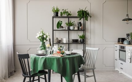 Moderne Landhausküche mit grüner Dekoration als Einrichtungsidee – Beispiel mit runden dekoriert...