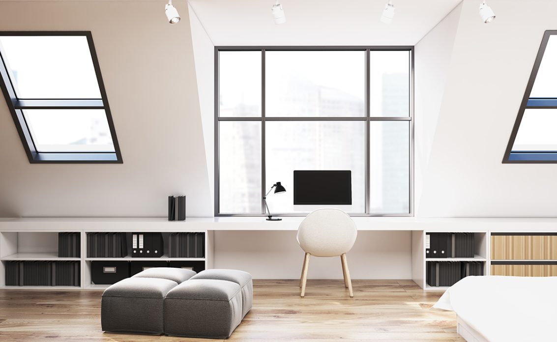 Idee für ein minimalistisches Arbeitszimmer im Dachgeschoss – Schreibtisch mit Stauraum unter der...