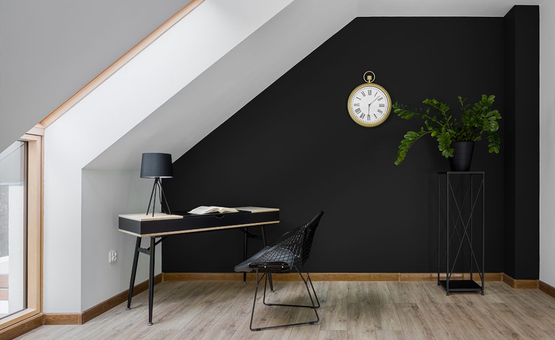 Moderne Arbeitszimmergestaltung im Dachgeschoss – Beispiel mit schwarzen Schreibtisch mit Holzabla...