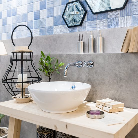 Modernes Badezimmer mit Dekoration als Einrichtungsidee - Beispiel mit Ablagetisch aus Holz und großer Laterne - 6-Eck Badspiegel & Pflanzen in Pflanzgefäßen