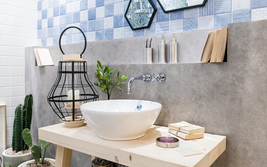 Modernes Badezimmer mit Dekoration als Einrichtungsidee – Beispiel mit Ablagetisch aus Holz und großer Laterne – 6-Eck Badspiegel & Pflanzen in Pflanzgefäßen