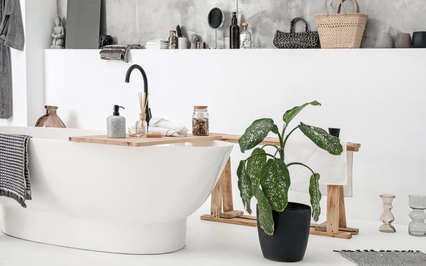 Idee für ein Badezimmer im modernen skandinavischen Stil mit viel Dekoration – Beispiel mit freistehender Badewanne  rustikaler Ablagetisch  Pflanze im Pflanzgefäß  Vasen & Kerzenständer