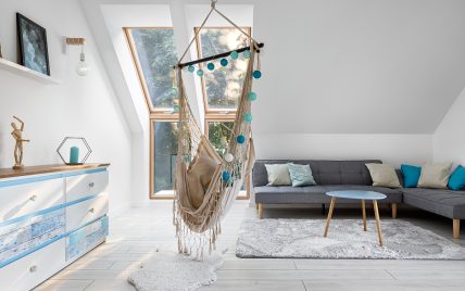 Einrichtungsidee für ein modernes Appartement im Skandinavischen Style im Dach – Beispiel mit Hä...