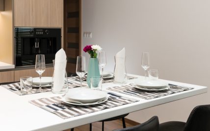 Moderne Tischdeko Idee für den Küchentisch – Beispiel mit gestreiften Tischset  Glasvasen für S...