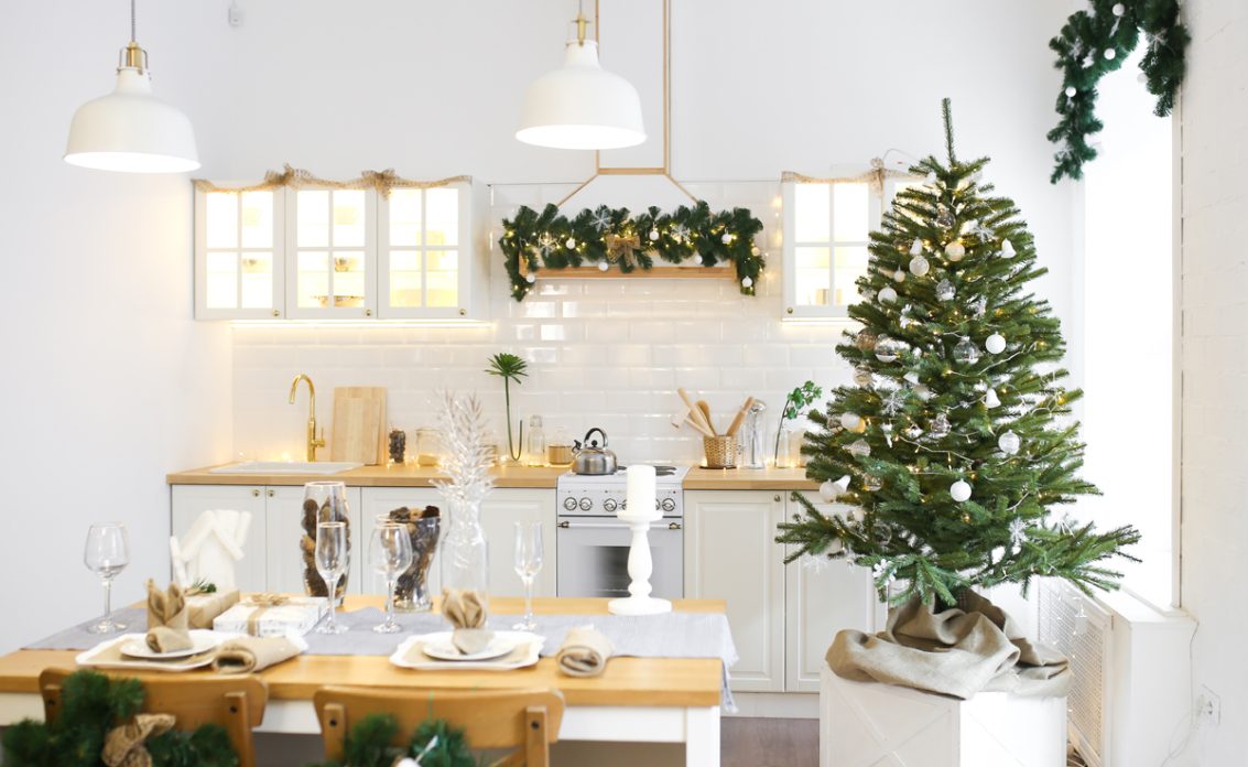 Wohnidee – Weihnachtlich dekorierte Landhausküche mit weißer Kücheneinrichtung – Beispiel mit...