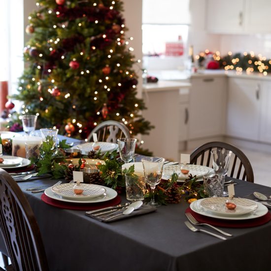 Idee mit Weihnachtsdeko auf dem Küchentisch - Moderne Küche mit gedecktem Tisch - Tischdecke  Tischset  Lichterkette & Kerzen - Geschmückter Weihnachtsbaum