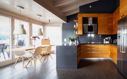 Moderne Idee für ein Appartement unter dem Dach – Beispiel mit Küche & Essbereich direkt unter d...