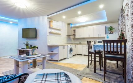 Idee für ein kleines Appartement im Dach – Große Küchenische mit Esstisch & Stühlen aus Holz �...