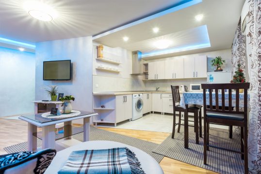 Idee für ein kleines Appartement im Dach – Große Küchenische mit Esstisch  ...