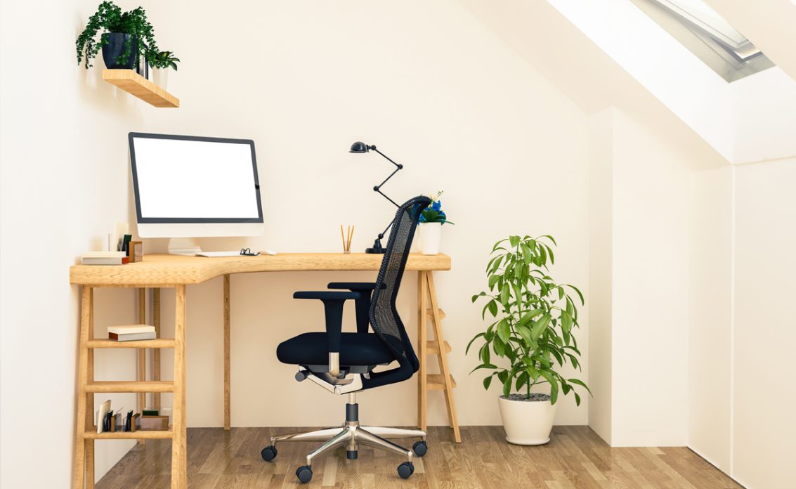 Arbeitsplatz unter der Dachschräge – Beispiel mit Nierenform Schreibtisch aus Holz mit Bürostuhl...