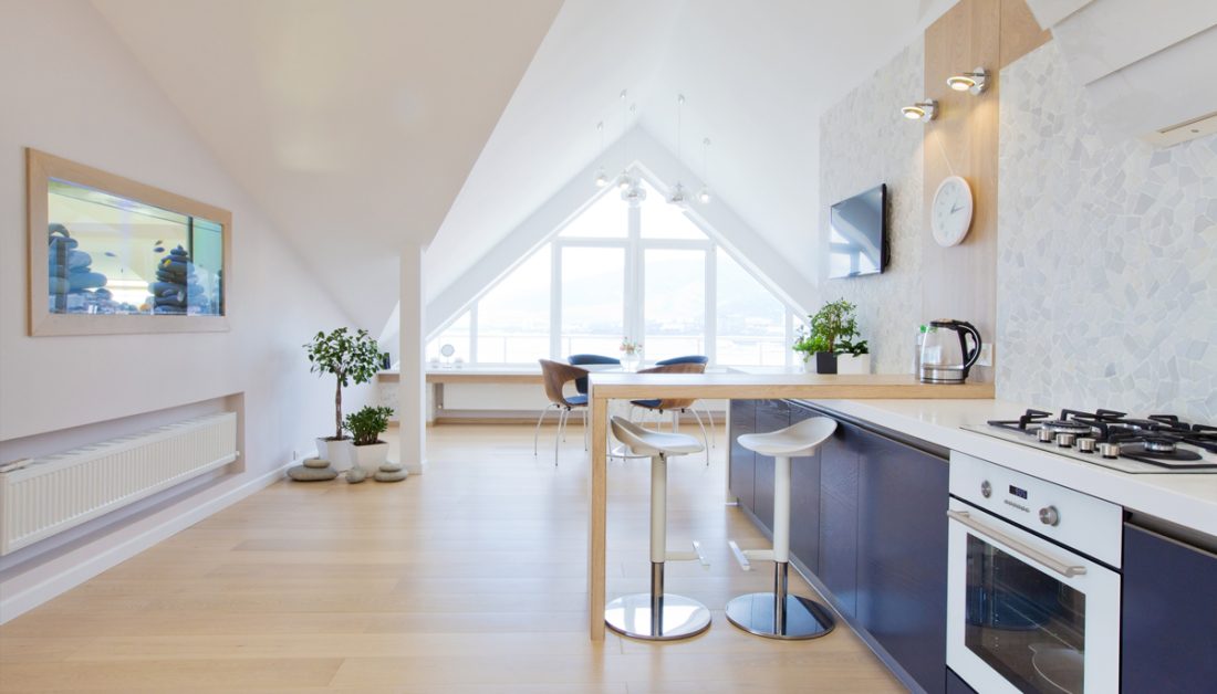 Modernes Dachgeschoss Appartement oder Ferienwohnung Idee - Wohninspiration mit Küchenzeile & Tresentisch - weiße Barhocker - Spiegel an der weißen Wand