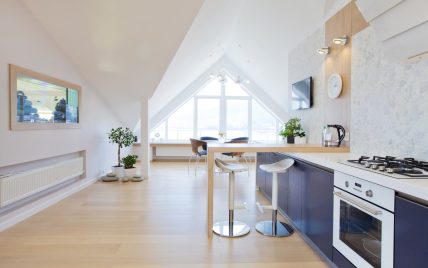 Modernes Dachgeschoss Appartement oder Ferienwohnung Idee – Wohninspiration mit Küchenzeile & Tre...