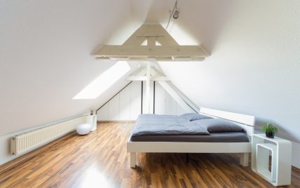 Gestaltungsbeispiel für ein modernes Dachzimmer mit modernen Möbeln in weiß – Moderne Nachttisc...
