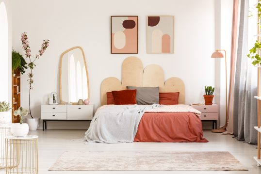 Beispiel für ein dekoriertes Schlafzimmer mit Wandgestaltung – Wohnidee mit Designbett  Beistellschränken  Spiegel & Teppich – Moderne Bilder über dem Bett