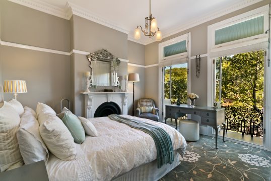 Elegante Schlafzimmer Idee im barocken Stil – Großes Boxspringbett mit vielen Kissen – Barocker...