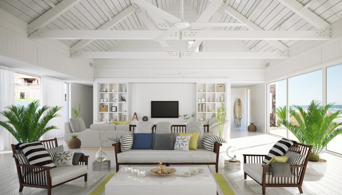 Gestaltungsidee für ein Ferienhaus oder eine Ferienwohnung mit schrägen Holzdach in weiß - Loungebereich mit Sofa & Sesseln - moderner Beistelltisch auf einem Teppich - Weiße Regalwände
