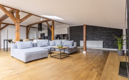 Wohnidee – Beispiel für ein geräumiges Wohnzimmer unter dem Dach im klassischen Stil mit grauem ...