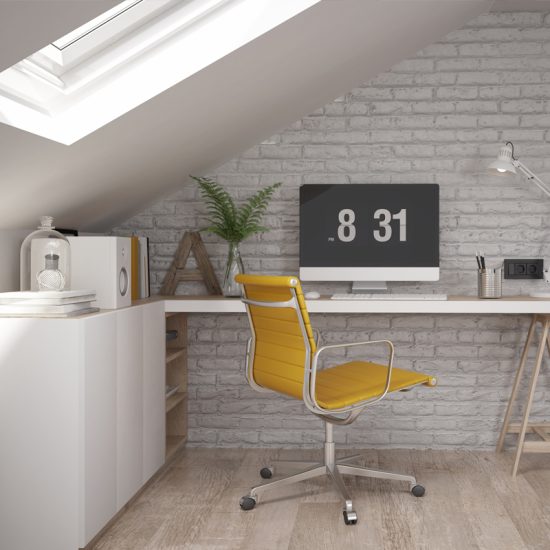 Idee für ein Home Office im Dachgeschoss - Beispiel mit Schreibtisch unter der Dachschräge - Schreibtischlampe & gelber Schreibtischstuhl - Schränke