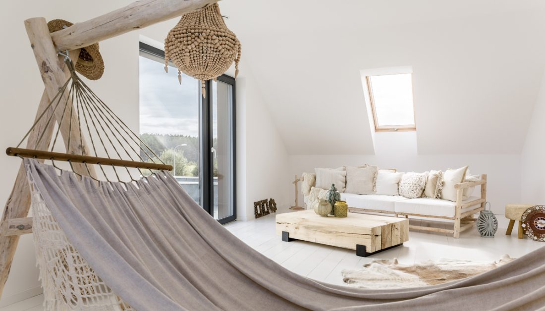 Gestaltungsidee für ein Jugendzimmer im Dach - Boho Style Dachzimmer mit Futonsofa & Holzbeistelltisch mit Dekovasen - Hängematte & Fellteppich