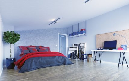 Moderne Einrichtungsidee für ein Jugendzimmer im Dachgeschoss – Beispiel mit großen Bett  Schrei...